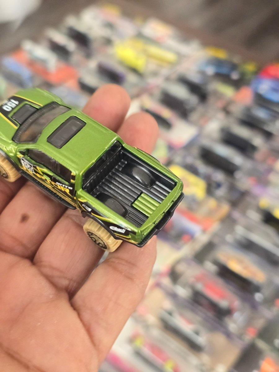 Hot Wheels 2017 Ford F150 Raptor (Uncarded) - Kinder Logs