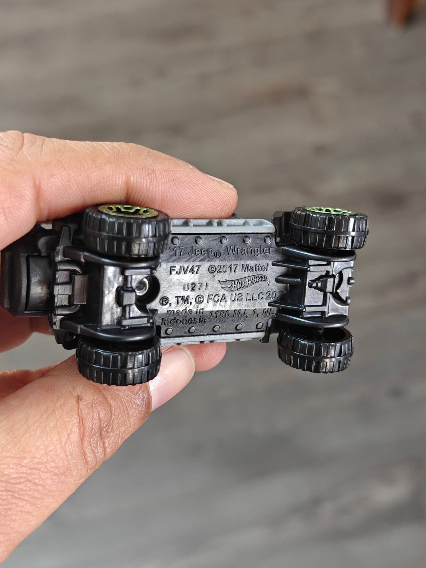 Hot Wheels 2017 Jeep Wrangler - Grey (Uncarded - New) - Kinder Logs