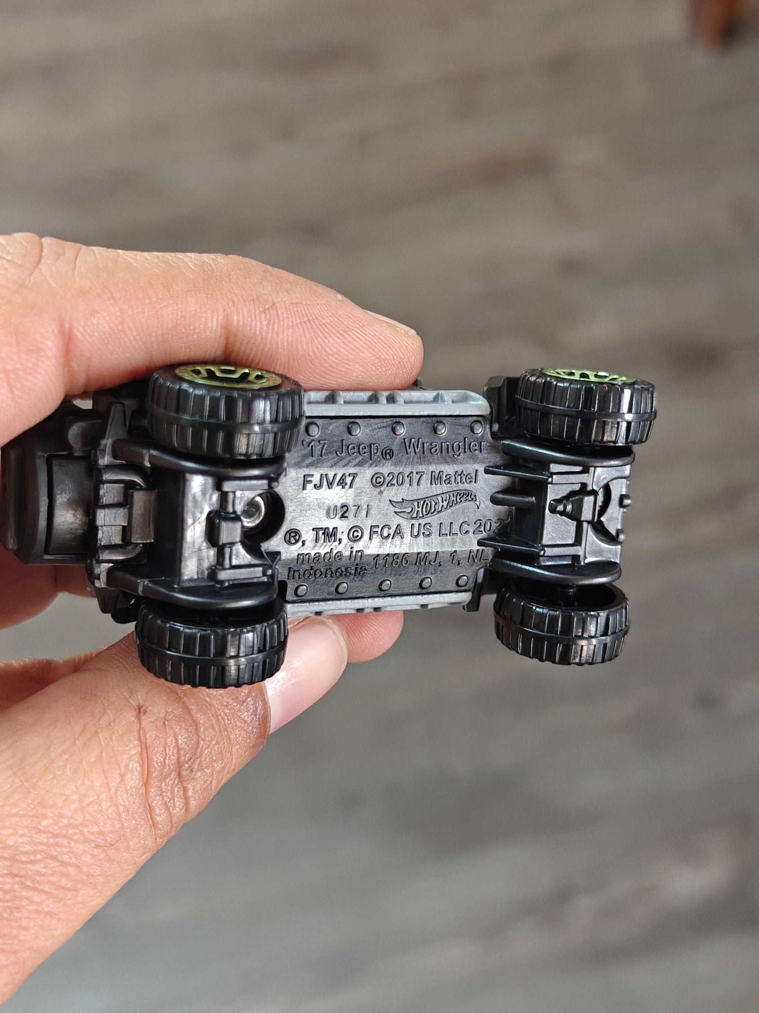 Hot Wheels 2017 Jeep Wrangler - Grey (Uncarded - New) - Kinder Logs