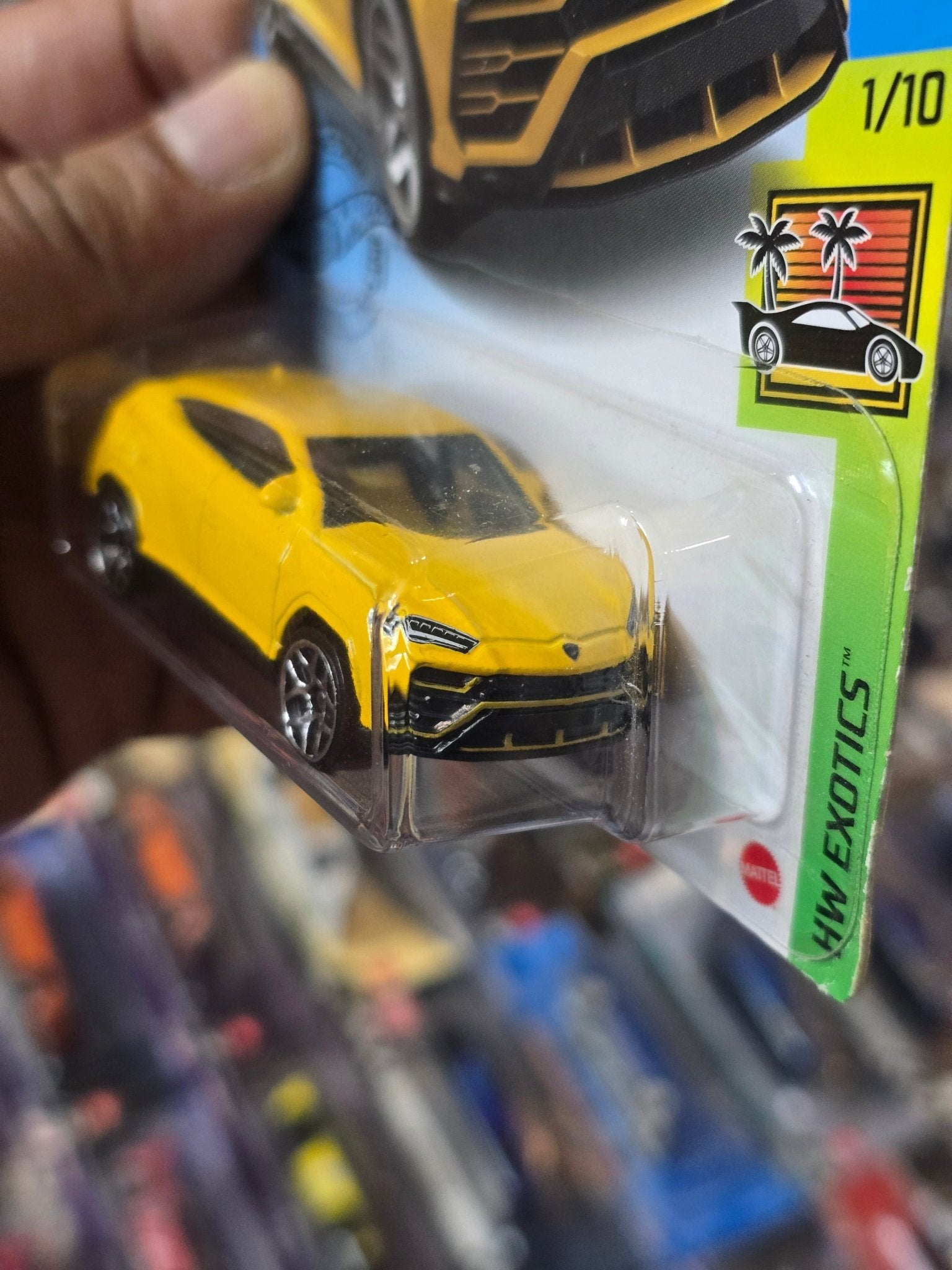 Hot Wheels 2017 Lamborghini Urus - Yellow (2018 Imported Card) - Kinder Logs
