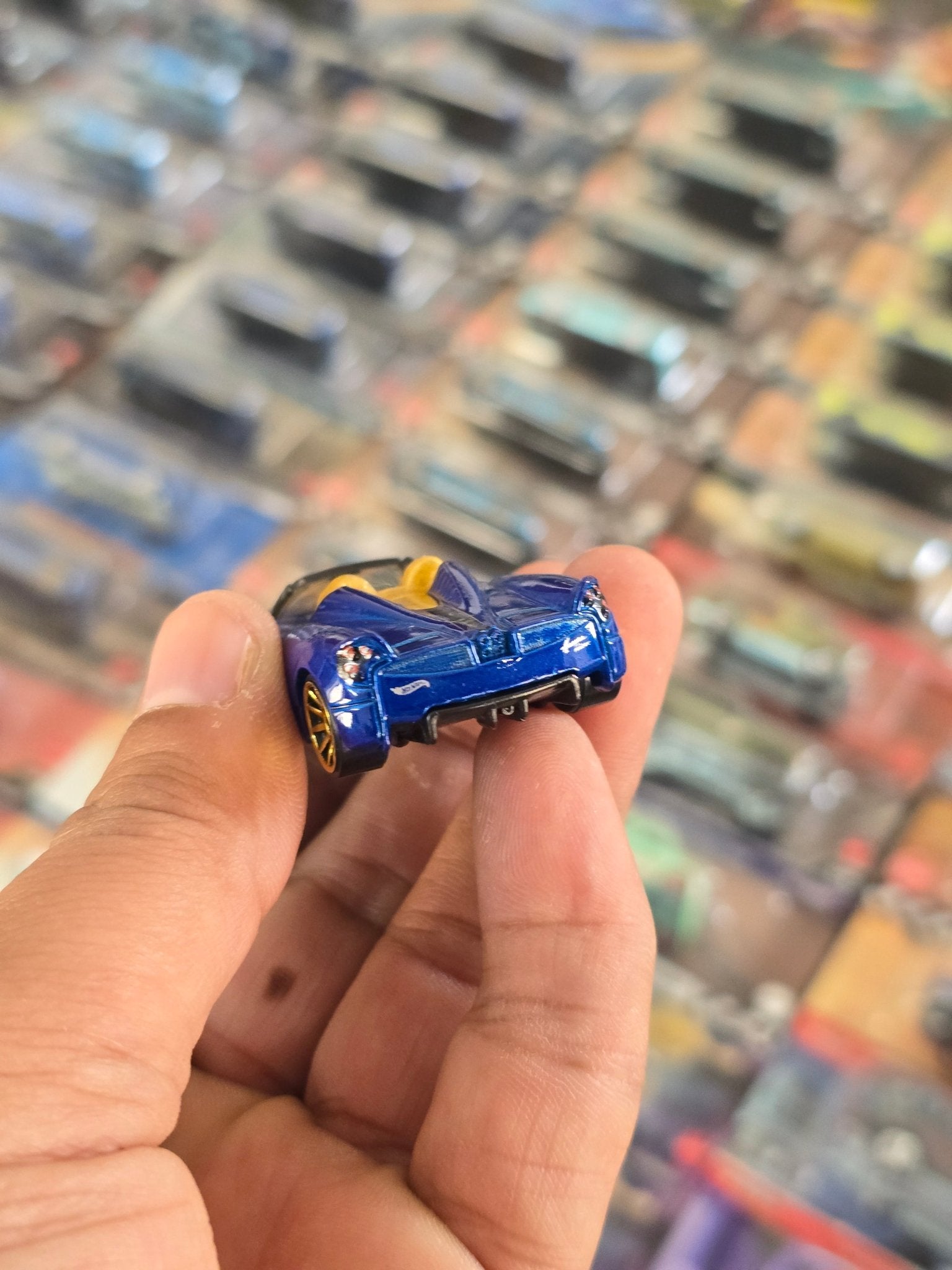 Hot Wheels 2017 Pagani Huayra Roadster - Blue (Uncarded) - Kinder Logs