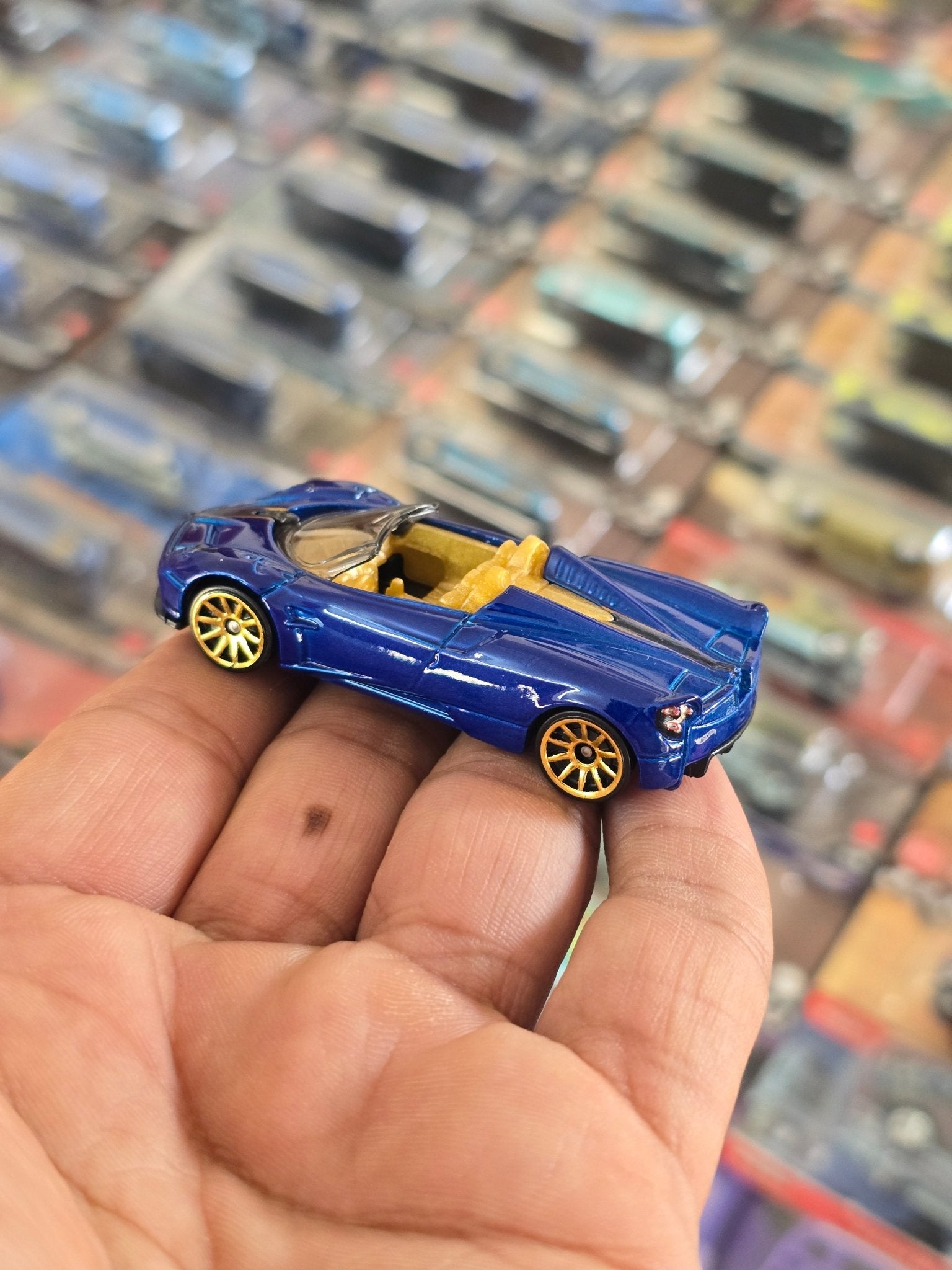 Hot Wheels 2017 Pagani Huayra Roadster - Blue (Uncarded) - Kinder Logs