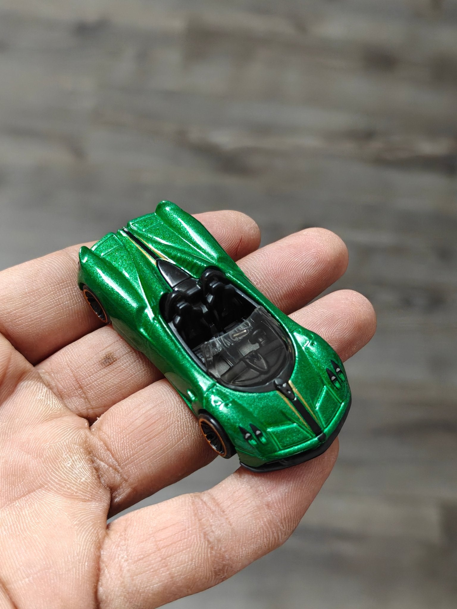 Hot Wheels 2017 Pagani Huayra Roadster - Green (Uncarded - New) - Kinder Logs