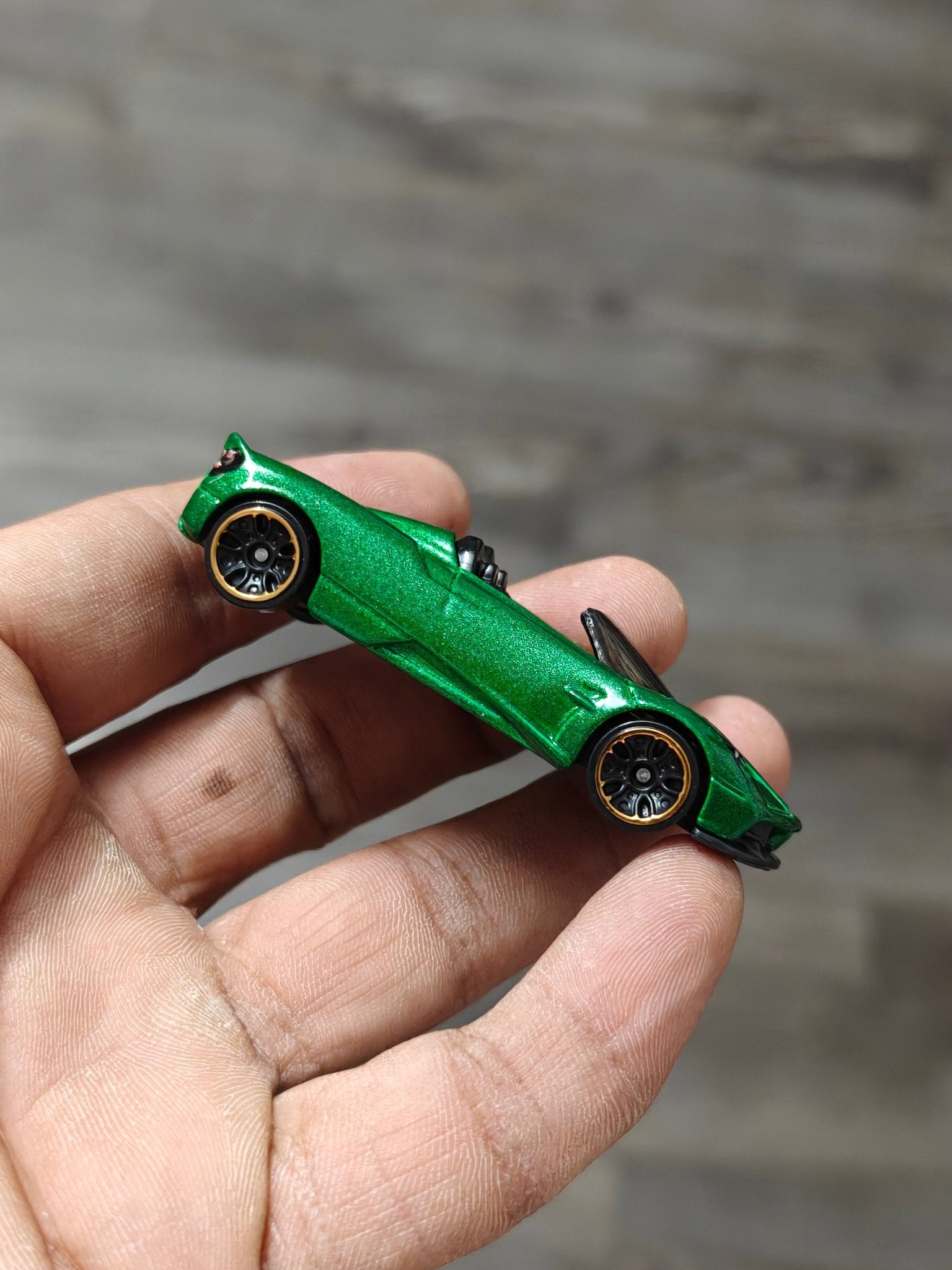 Hot Wheels 2017 Pagani Huayra Roadster - Green (Uncarded - New) - Kinder Logs