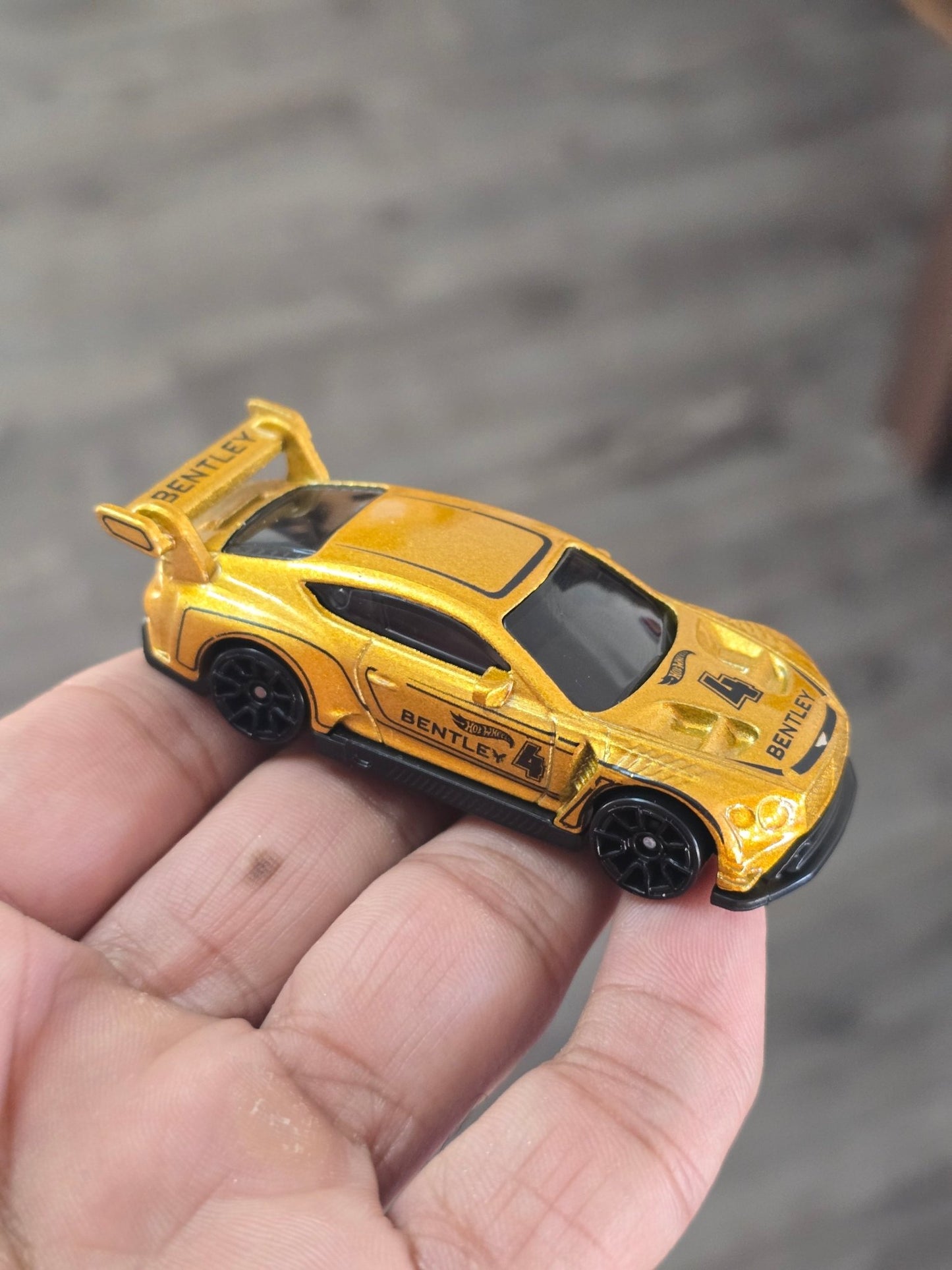Hot Wheels 2018 Bentley Continental GT3 - Gold (Uncarded - New) - Kinder Logs