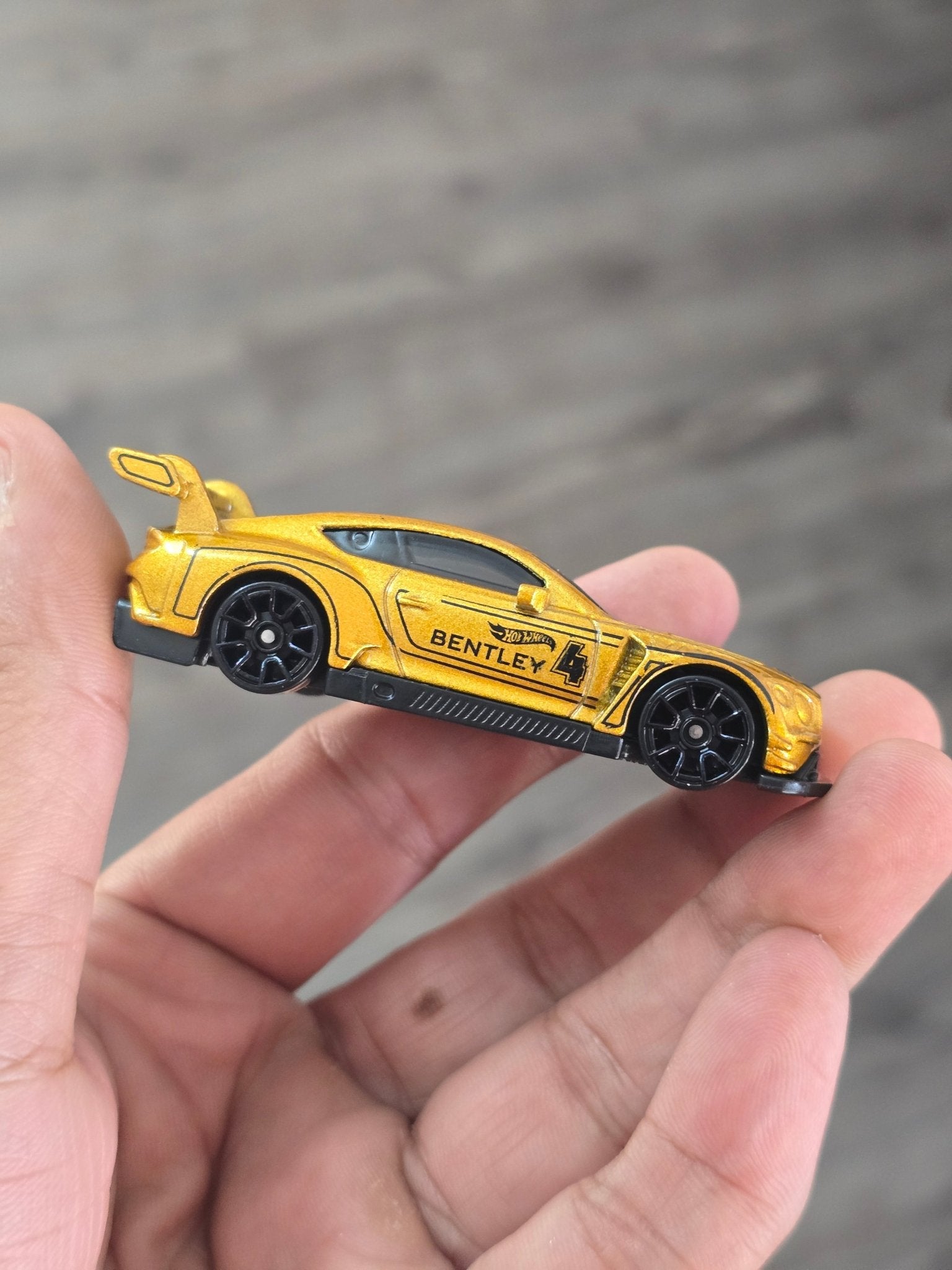 Hot Wheels 2018 Bentley Continental GT3 - Gold (Uncarded - New) - Kinder Logs
