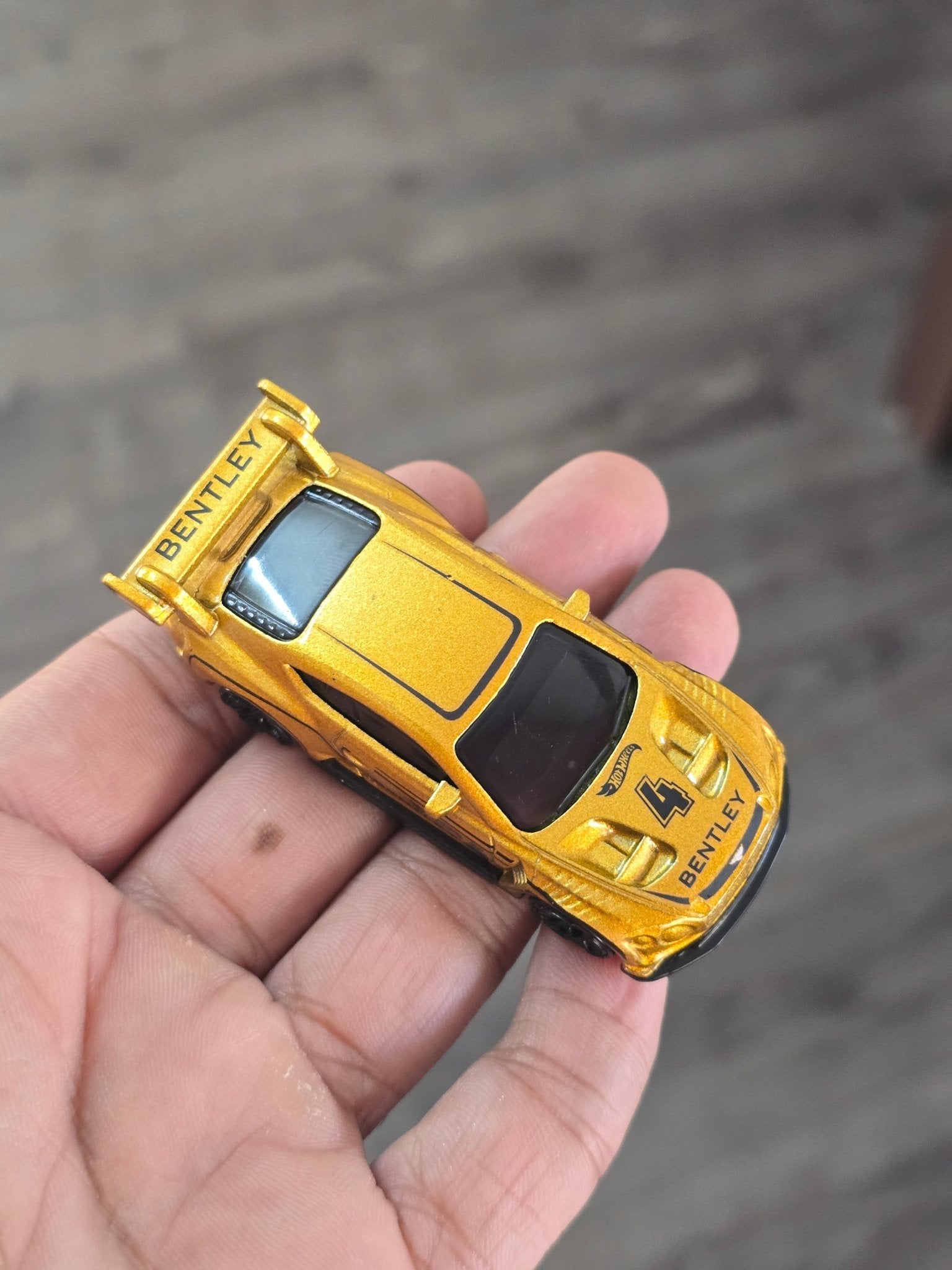 Hot Wheels 2018 Bentley Continental GT3 - Gold (Uncarded - New) - Kinder Logs
