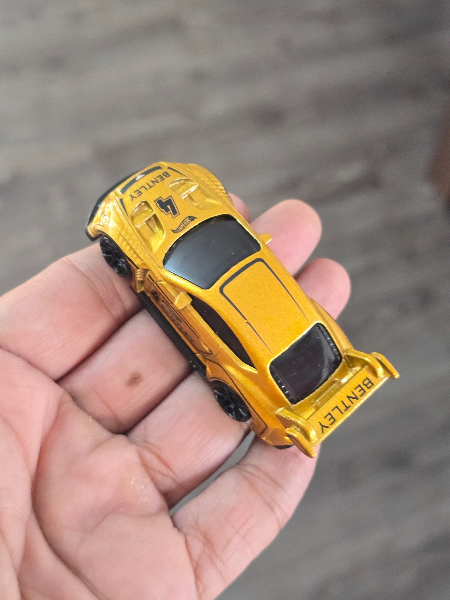 Hot Wheels 2018 Bentley Continental GT3 - Gold (Uncarded - New) - Kinder Logs