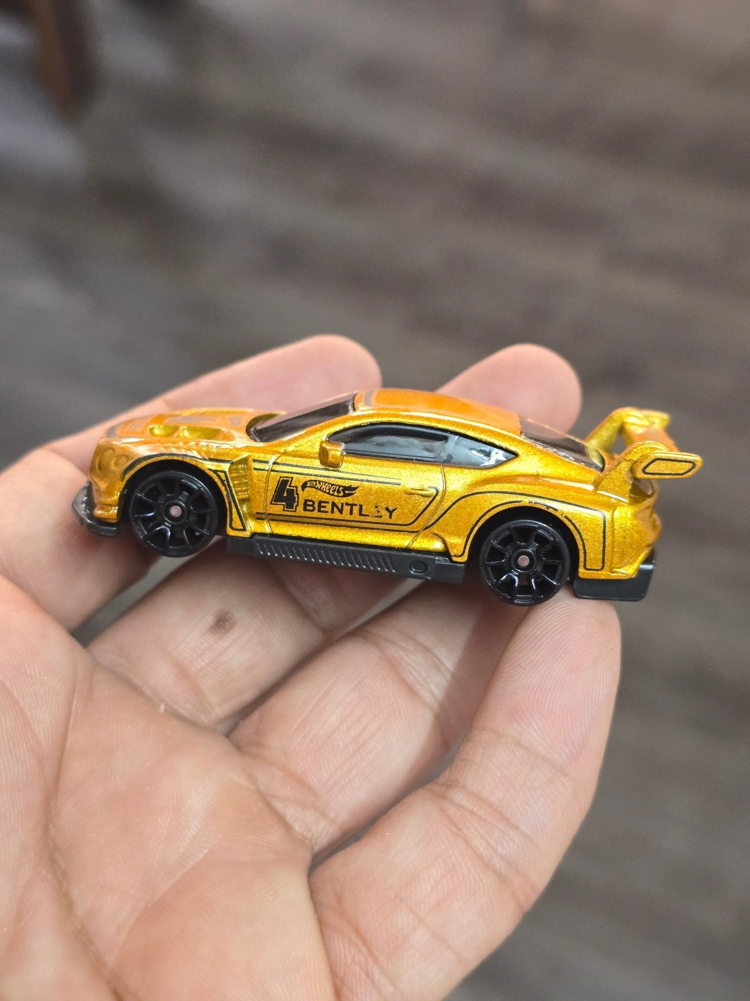 Hot Wheels 2018 Bentley Continental GT3 - Gold (Uncarded - New) - Kinder Logs