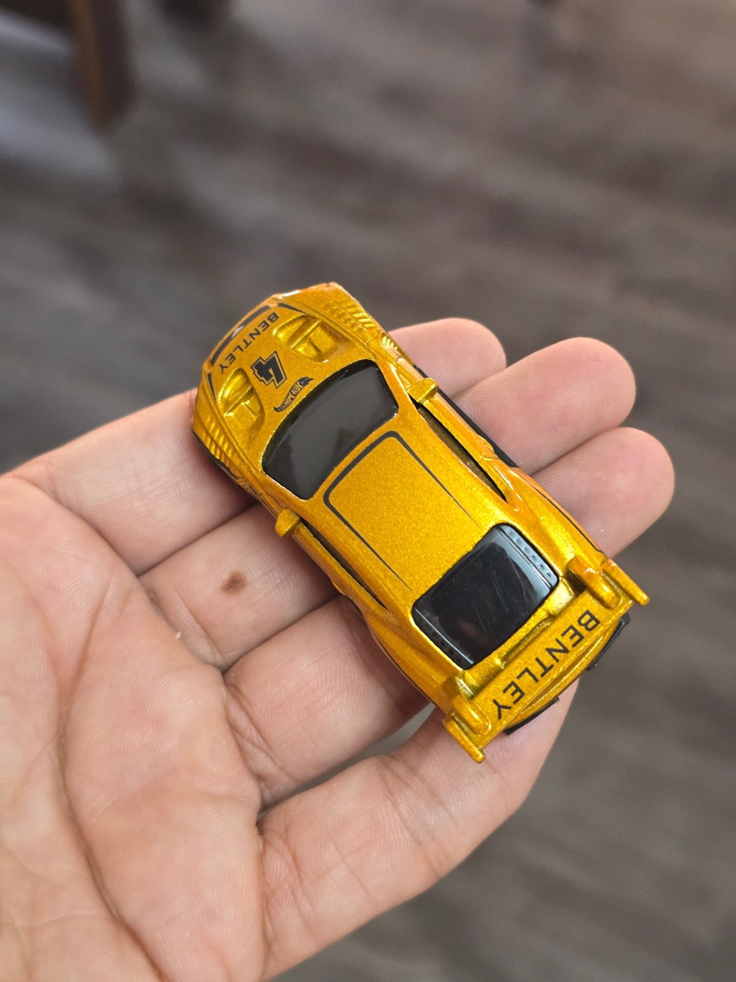 Hot Wheels 2018 Bentley Continental GT3 - Gold (Uncarded - New) - Kinder Logs