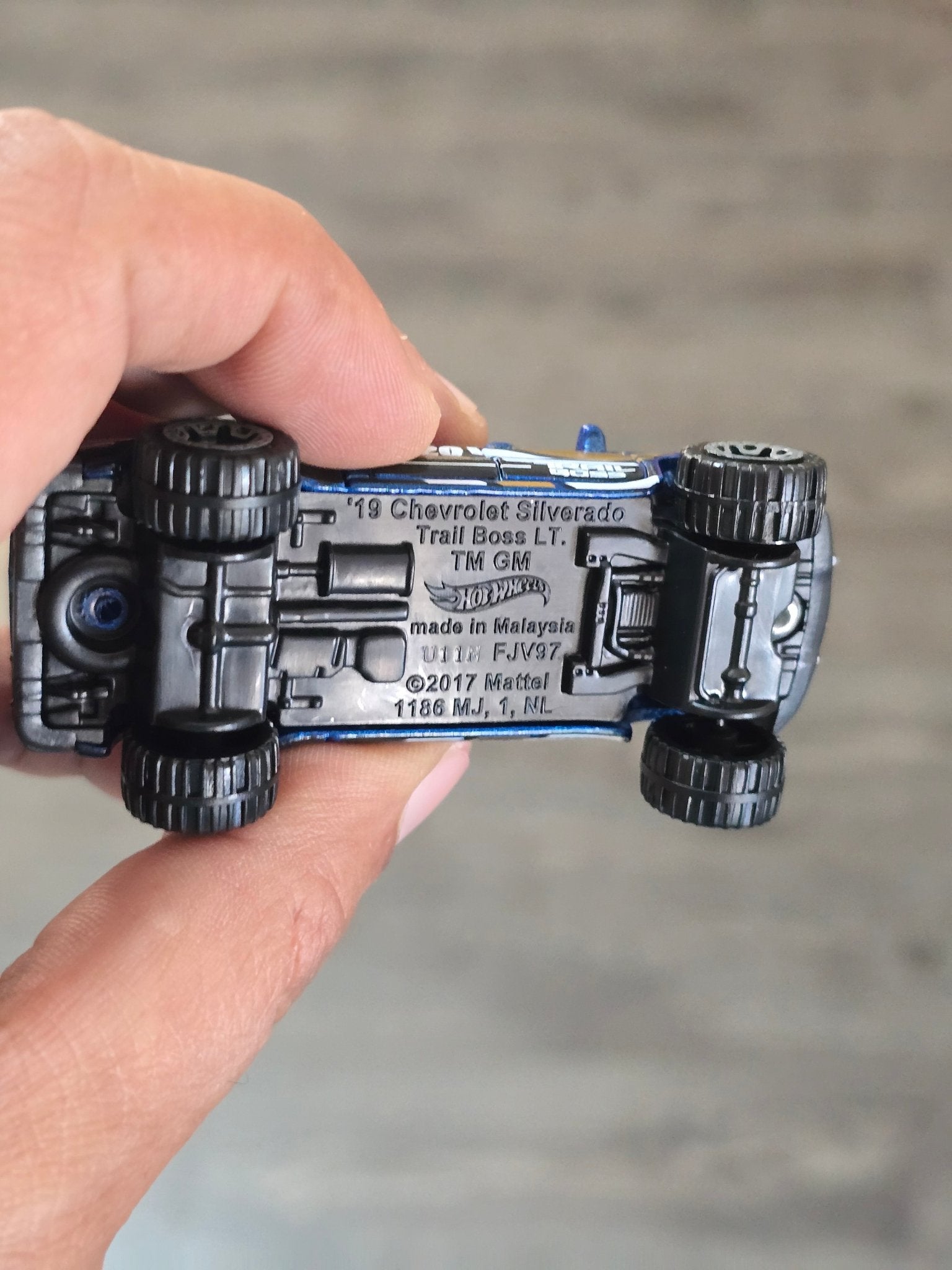 Hot Wheels 2019 Chevy Silverado Trail Boss LT - Blue (Uncarded - New) - Kinder Logs