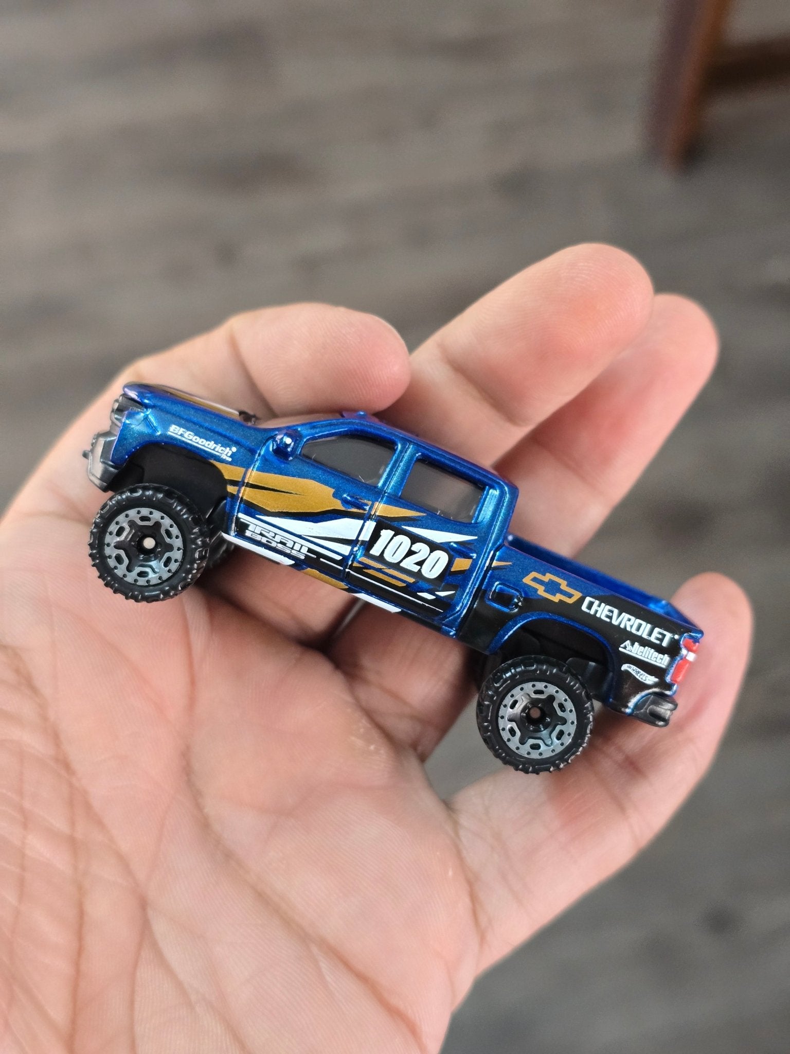 Hot Wheels 2019 Chevy Silverado Trail Boss LT - Blue (Uncarded - New) - Kinder Logs