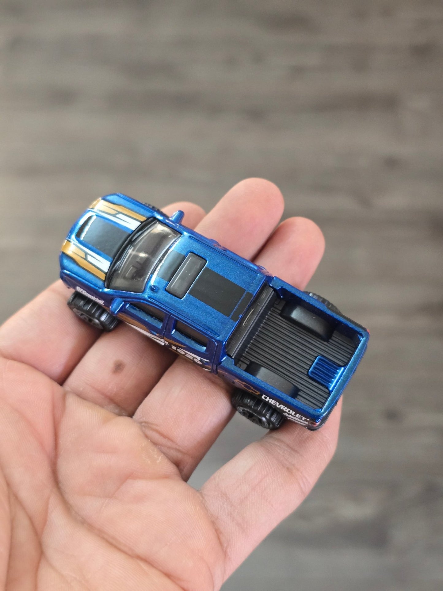 Hot Wheels 2019 Chevy Silverado Trail Boss LT - Blue (Uncarded - New) - Kinder Logs