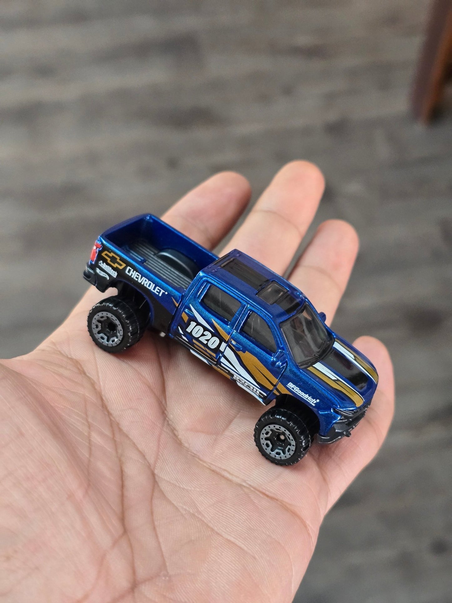 Hot Wheels 2019 Chevy Silverado Trail Boss LT - Blue (Uncarded - New) - Kinder Logs