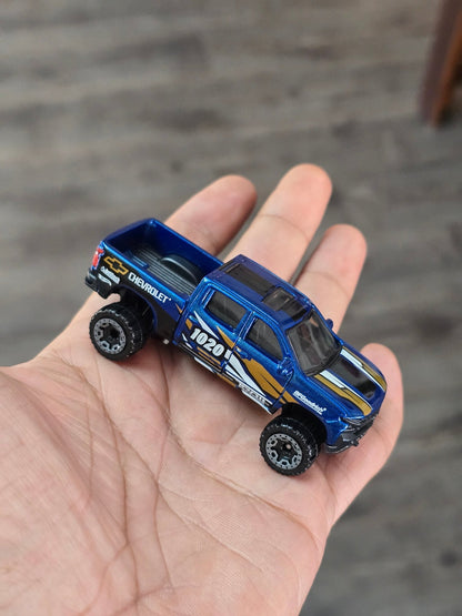 Hot Wheels 2019 Chevy Silverado Trail Boss LT - Blue (Uncarded - New) - Kinder Logs