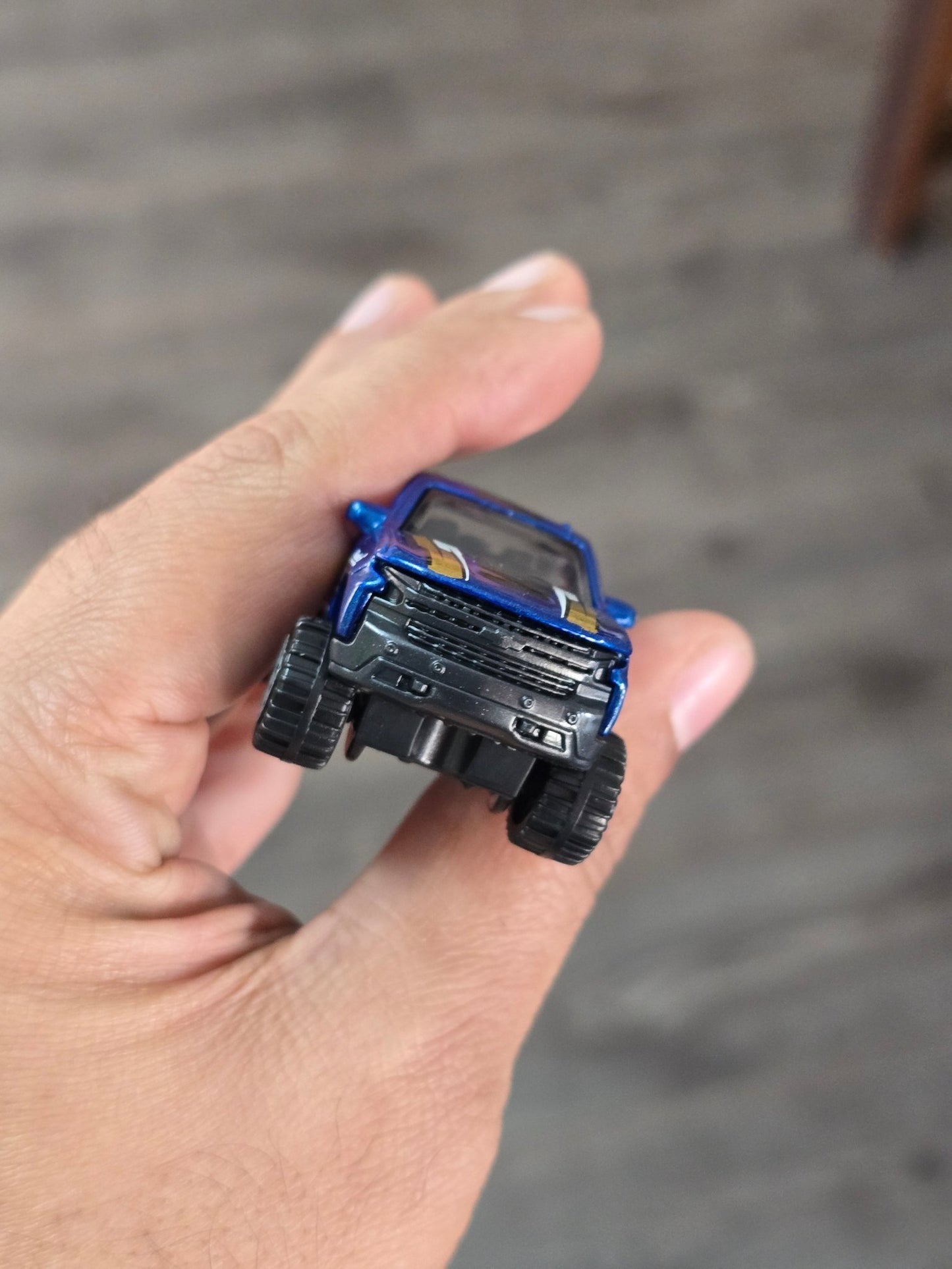 Hot Wheels 2019 Chevy Silverado Trail Boss LT - Blue (Uncarded - New) - Kinder Logs