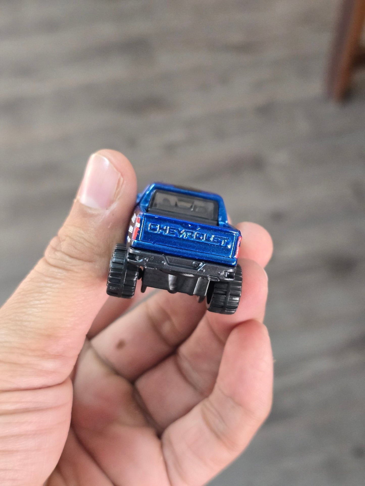 Hot Wheels 2019 Chevy Silverado Trail Boss LT - Blue (Uncarded - New) - Kinder Logs