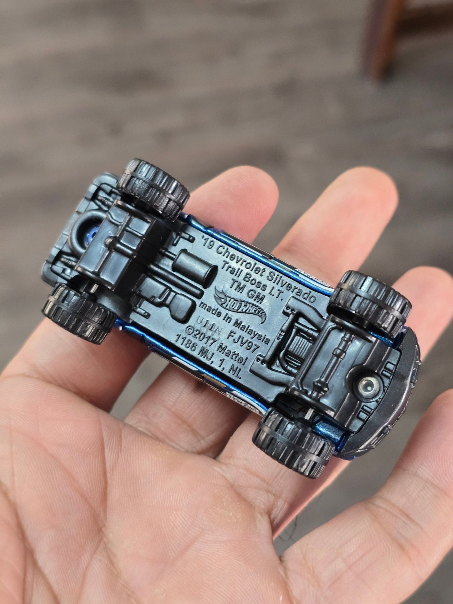 Hot Wheels 2019 Chevy Silverado Trail Boss LT - Blue (Uncarded - New) - Kinder Logs