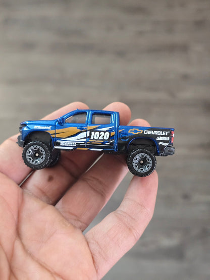 Hot Wheels 2019 Chevy Silverado Trail Boss LT - Blue (Uncarded - New) - Kinder Logs