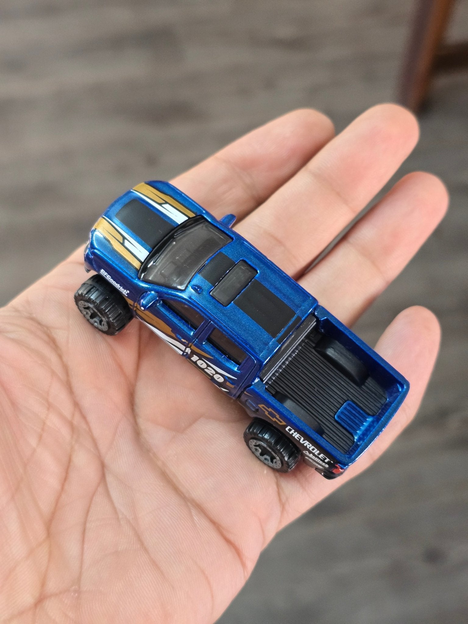 Hot Wheels 2019 Chevy Silverado Trail Boss LT - Blue (Uncarded - New) - Kinder Logs