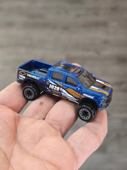 Hot Wheels 2019 Chevy Silverado Trail Boss LT - Blue (Uncarded - New) - Kinder Logs