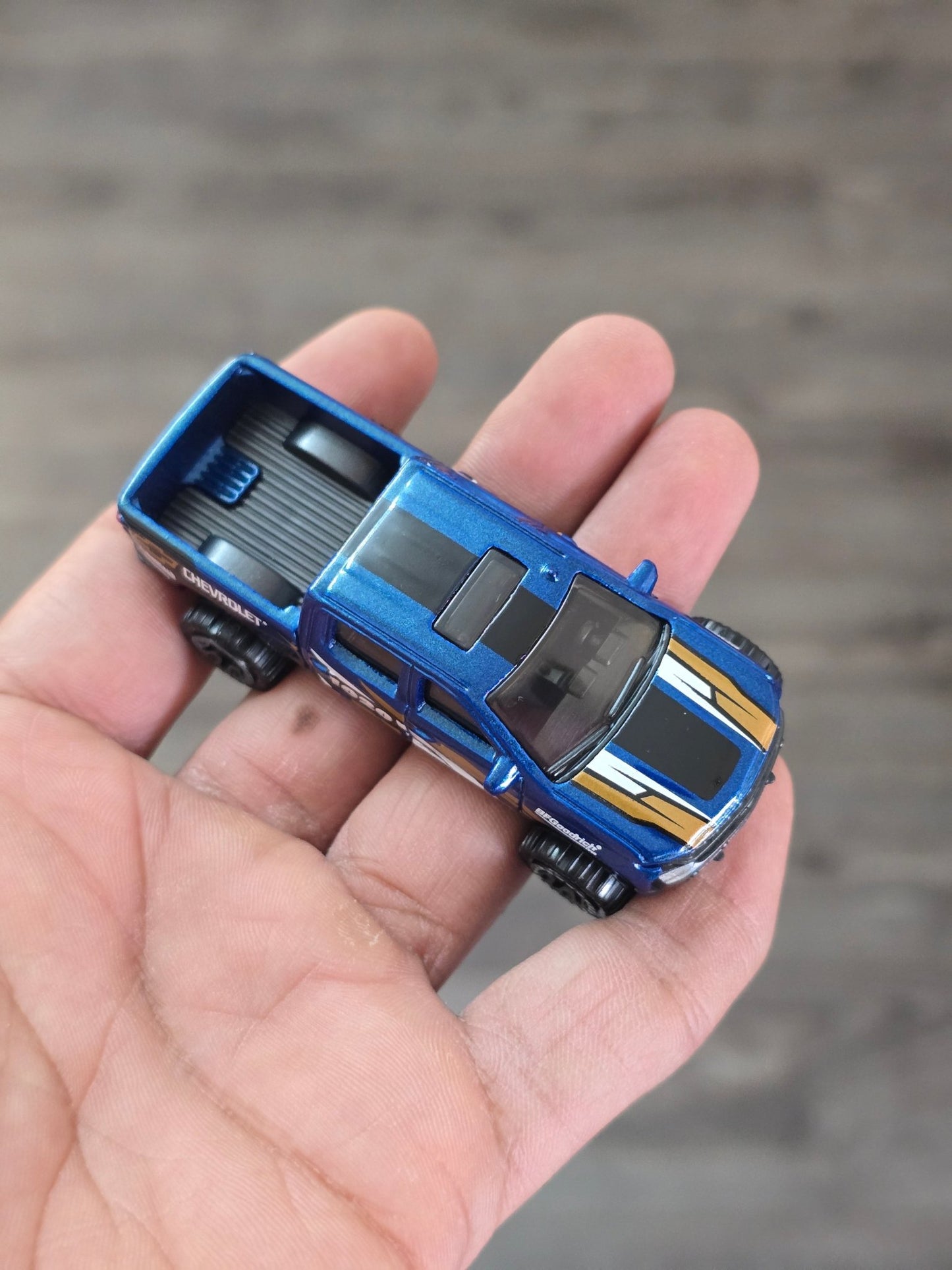 Hot Wheels 2019 Chevy Silverado Trail Boss LT - Blue (Uncarded - New) - Kinder Logs