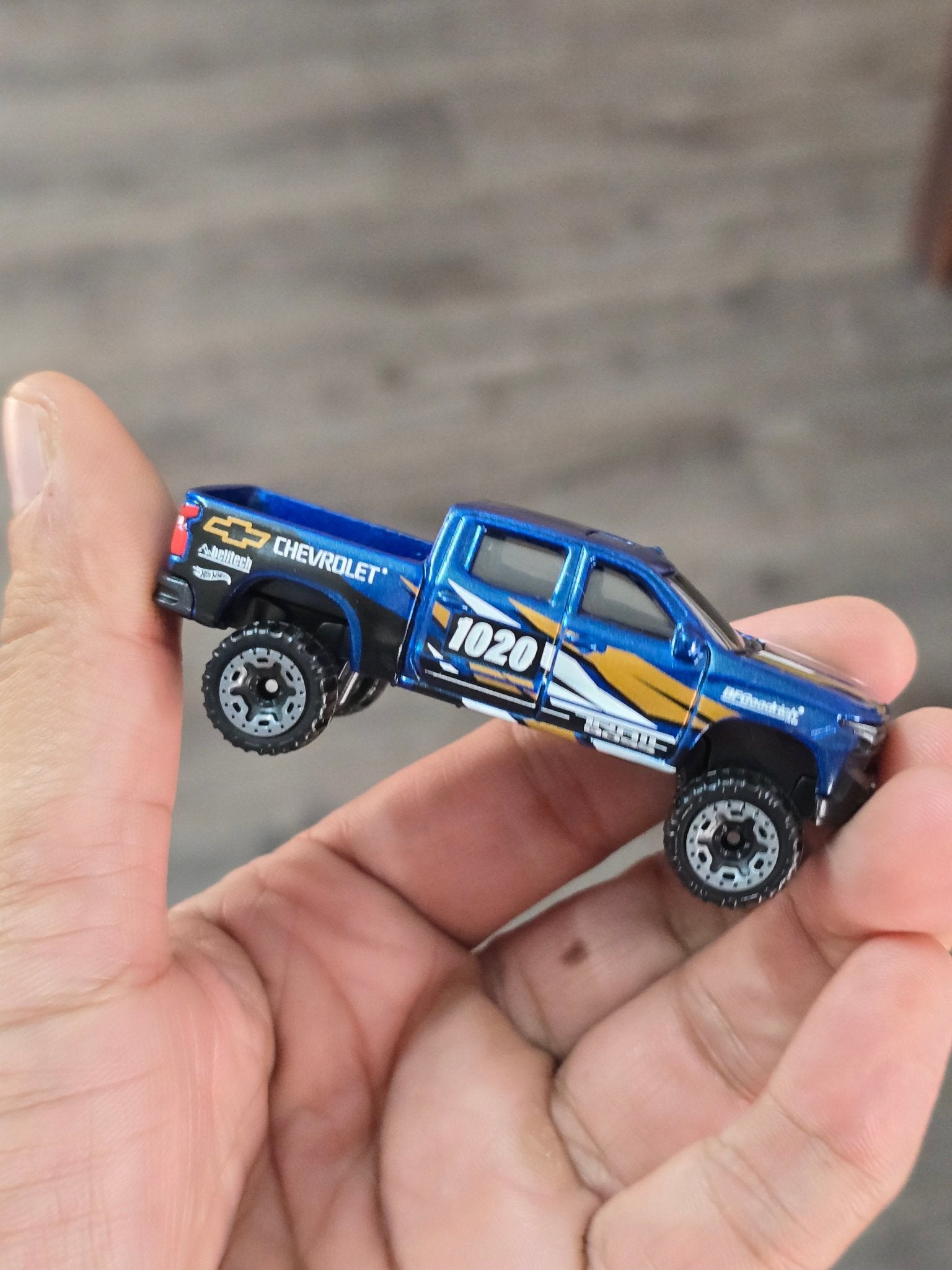 Hot Wheels 2019 Chevy Silverado Trail Boss LT - Blue (Uncarded - New) - Kinder Logs
