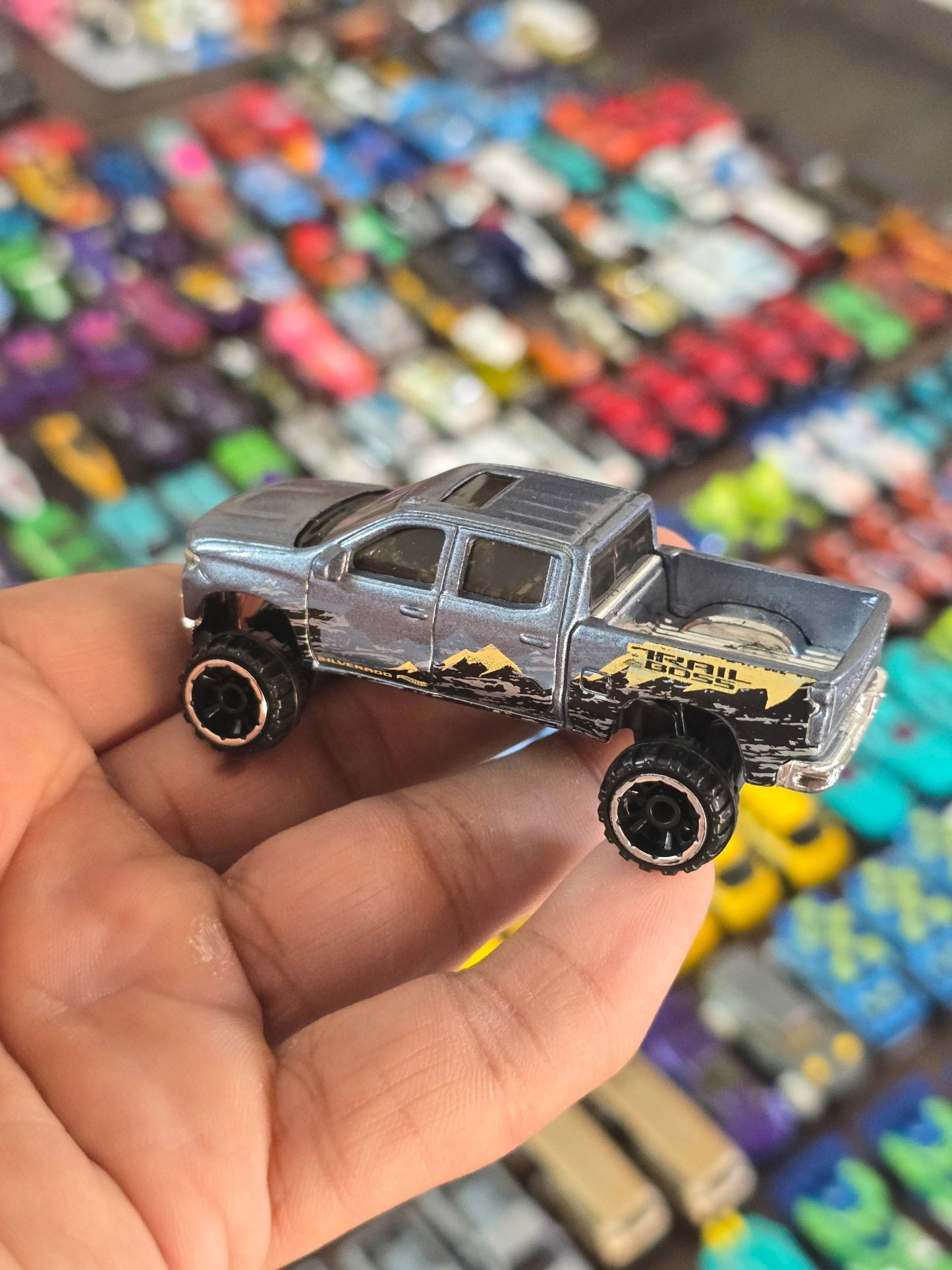 Hot Wheels 2019 Chevy Silverado Trail Boss LT (Pre - Owned) - Kinder Logs