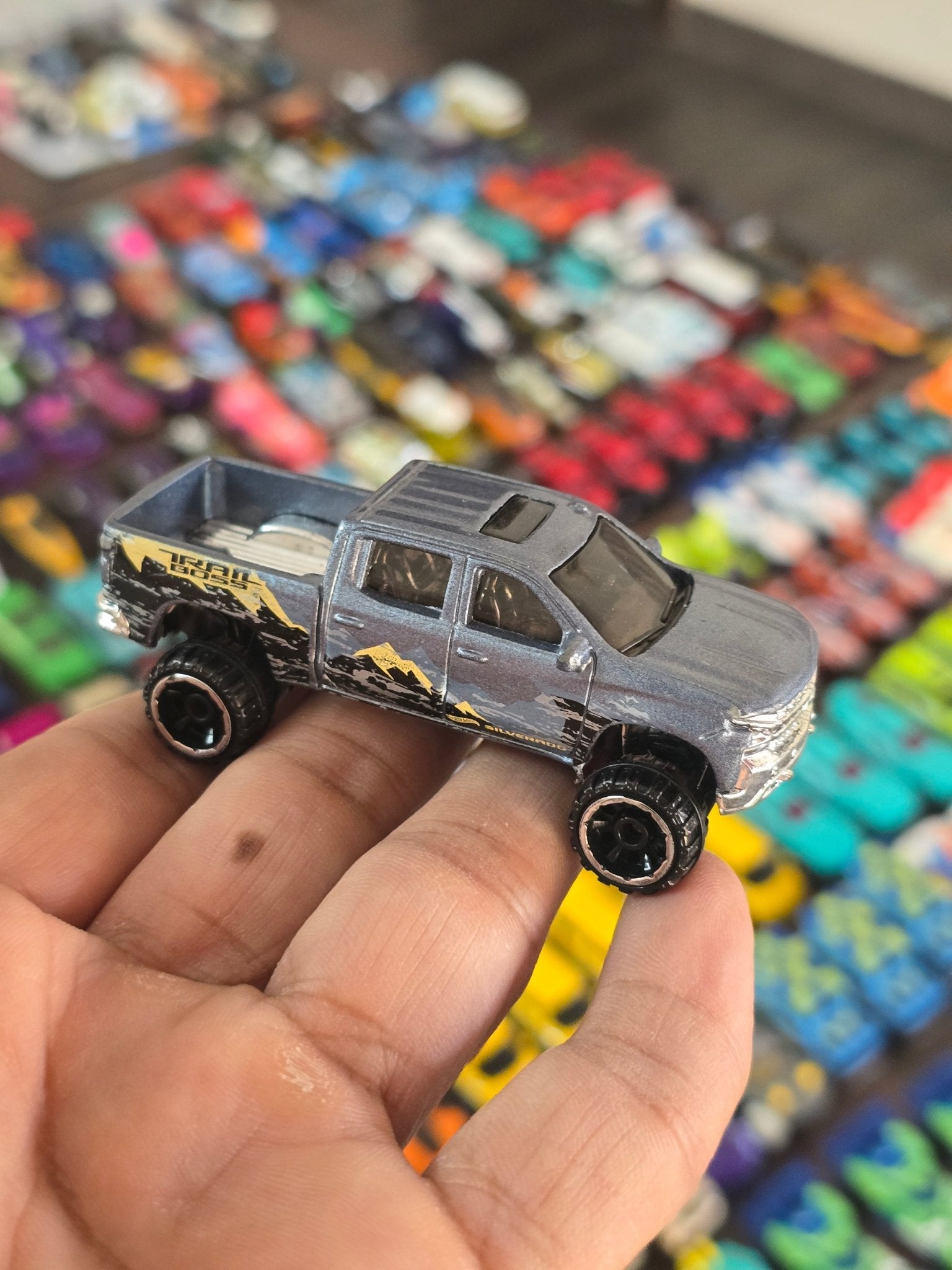 Hot Wheels 2019 Chevy Silverado Trail Boss LT (Pre - Owned) - Kinder Logs