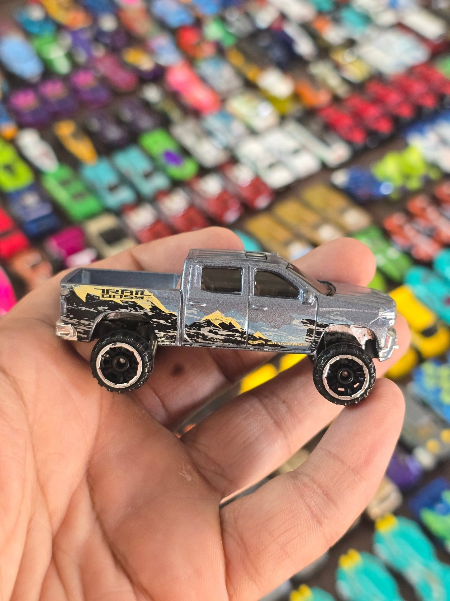 Hot Wheels 2019 Chevy Silverado Trail Boss LT (Pre - Owned) - Kinder Logs