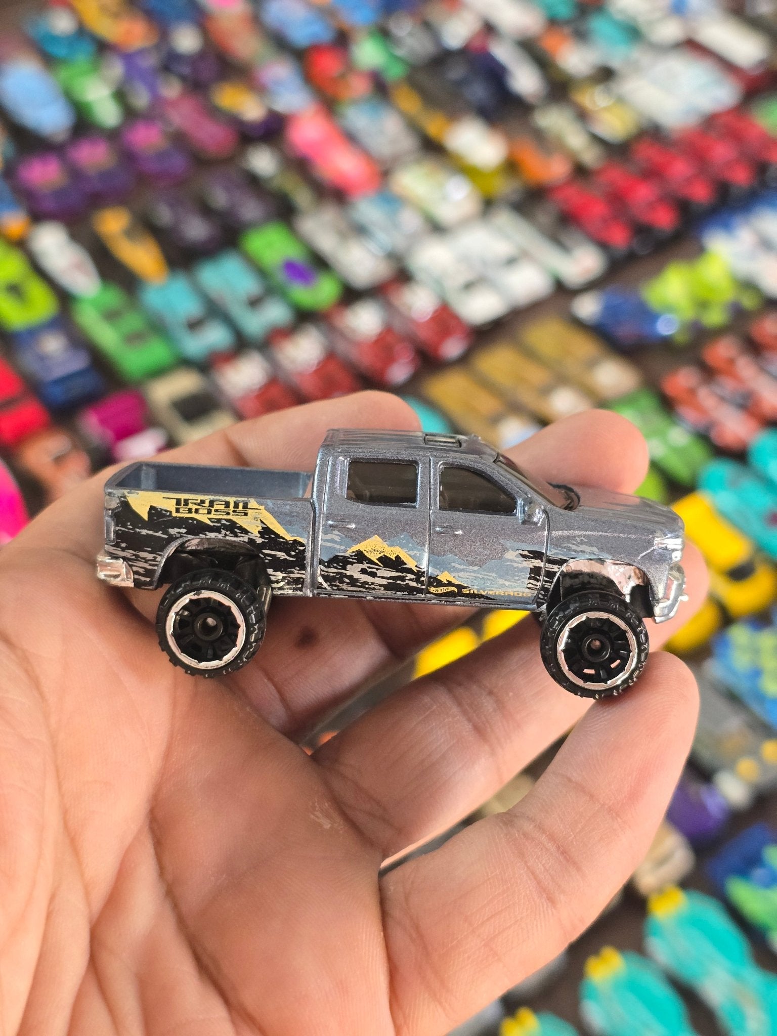 Hot Wheels 2019 Chevy Silverado Trail Boss LT (Pre - Owned) - Kinder Logs