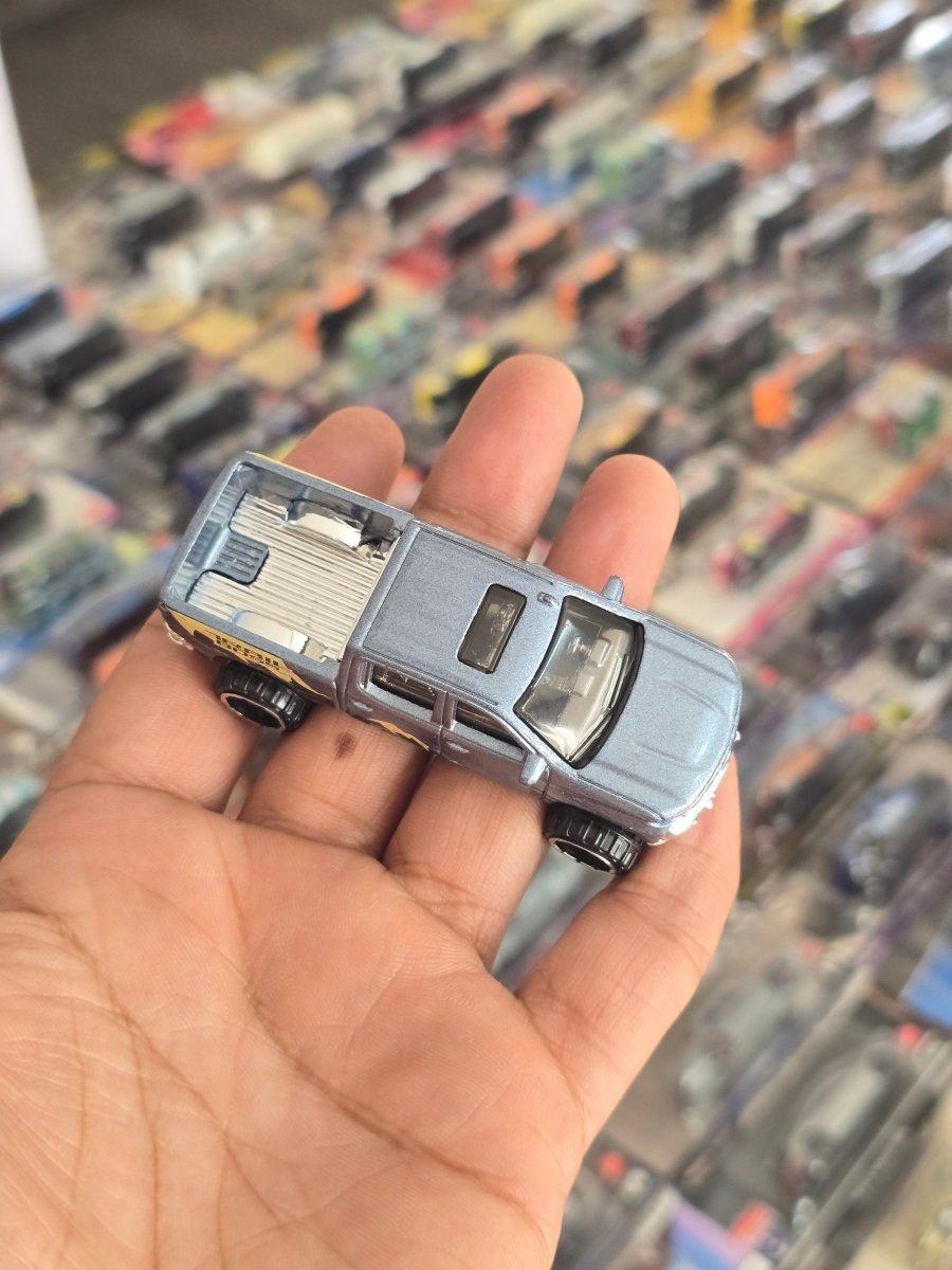 Hot Wheels 2019 Chevy Silverado Trail Boss LT (Uncarded) - Kinder Logs