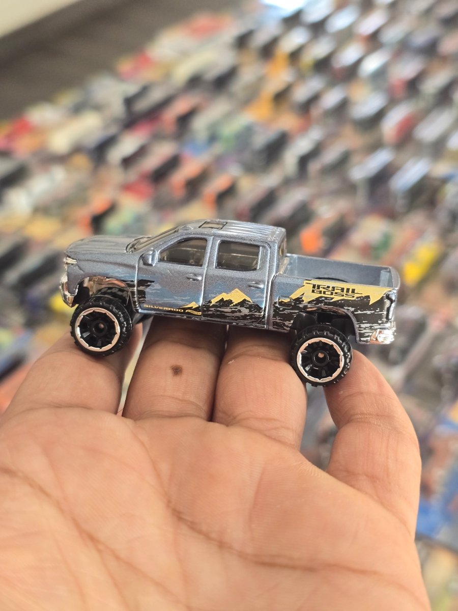 Hot Wheels 2019 Chevy Silverado Trail Boss LT (Uncarded) - Kinder Logs
