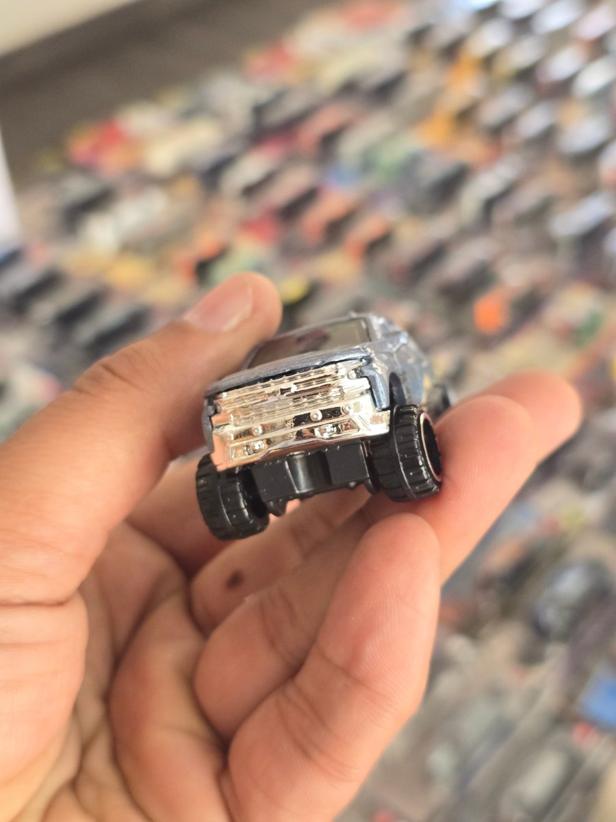 Hot Wheels 2019 Chevy Silverado Trail Boss LT (Uncarded) - Kinder Logs