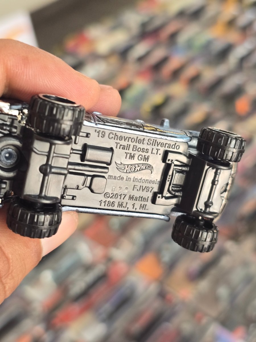 Hot Wheels 2019 Chevy Silverado Trail Boss LT (Uncarded) - Kinder Logs