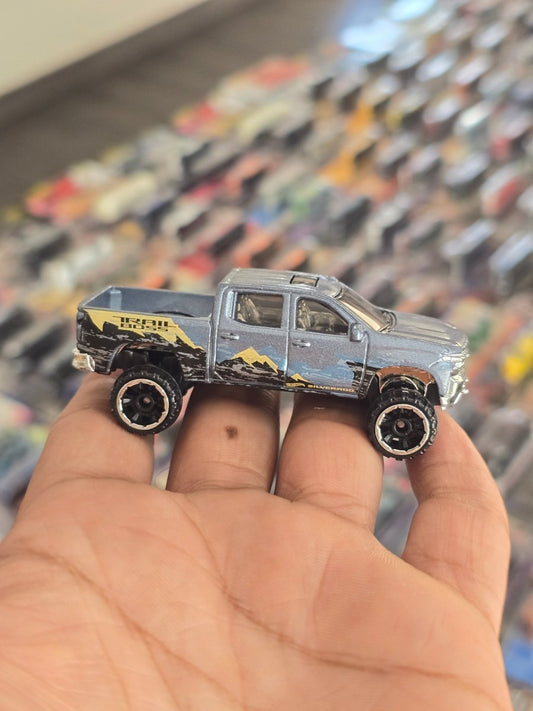 Hot Wheels 2019 Chevy Silverado Trail Boss LT (Uncarded) - Kinder Logs