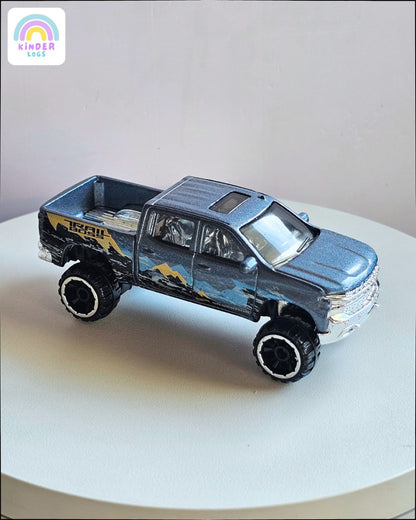 Hot Wheels 2019 Chevy Silverado Trail Boss LT (Uncarded) - Kinder Logs