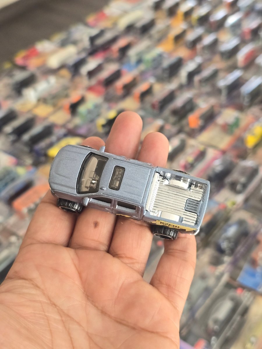 Hot Wheels 2019 Chevy Silverado Trail Boss LT (Uncarded) - Kinder Logs