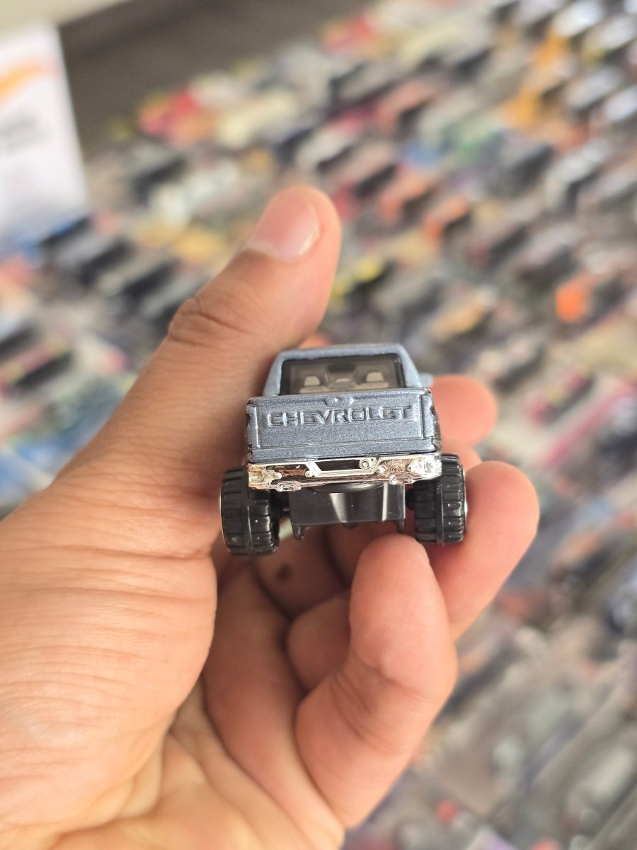 Hot Wheels 2019 Chevy Silverado Trail Boss LT (Uncarded) - Kinder Logs