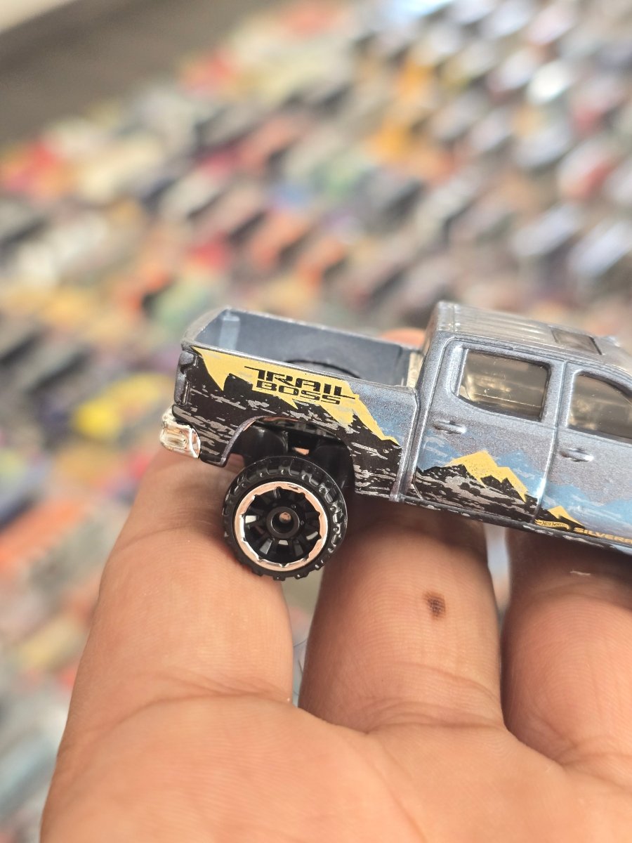 Hot Wheels 2019 Chevy Silverado Trail Boss LT (Uncarded) - Kinder Logs