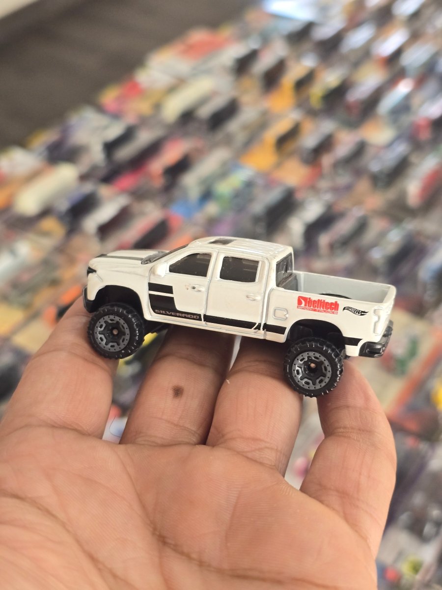 Hot Wheels 2019 Chevy Silverado Trail Boss LT - White (Uncarded) - Kinder Logs
