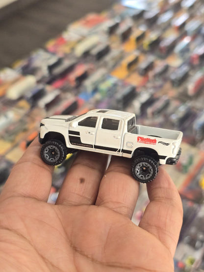 Hot Wheels 2019 Chevy Silverado Trail Boss LT - White (Uncarded) - Kinder Logs