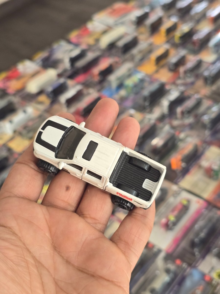 Hot Wheels 2019 Chevy Silverado Trail Boss LT - White (Uncarded) - Kinder Logs