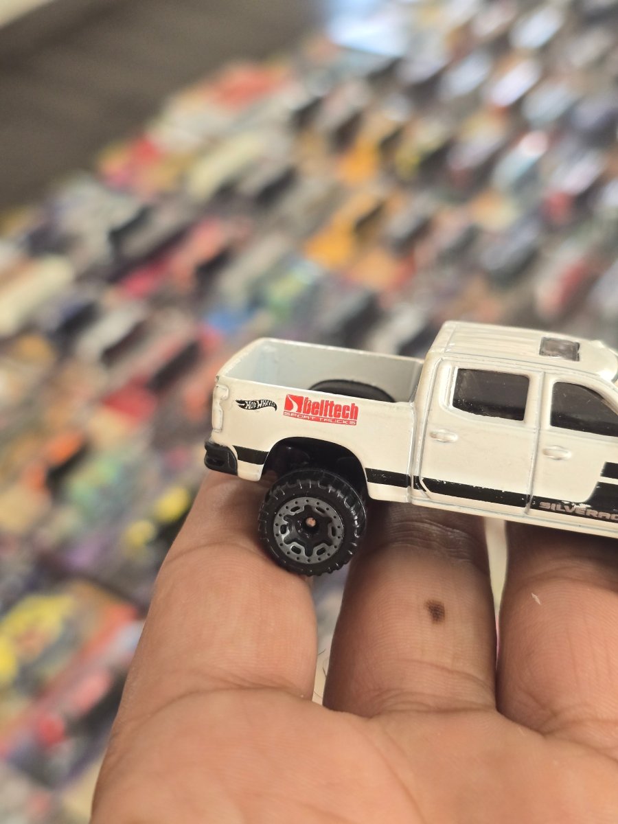 Hot Wheels 2019 Chevy Silverado Trail Boss LT - White (Uncarded) - Kinder Logs