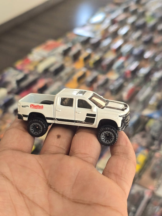 Hot Wheels 2019 Chevy Silverado Trail Boss LT - White (Uncarded) - Kinder Logs