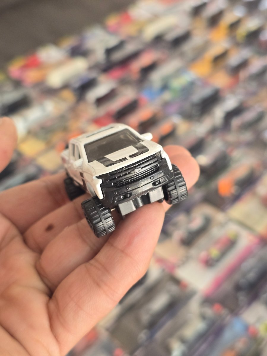 Hot Wheels 2019 Chevy Silverado Trail Boss LT - White (Uncarded) - Kinder Logs