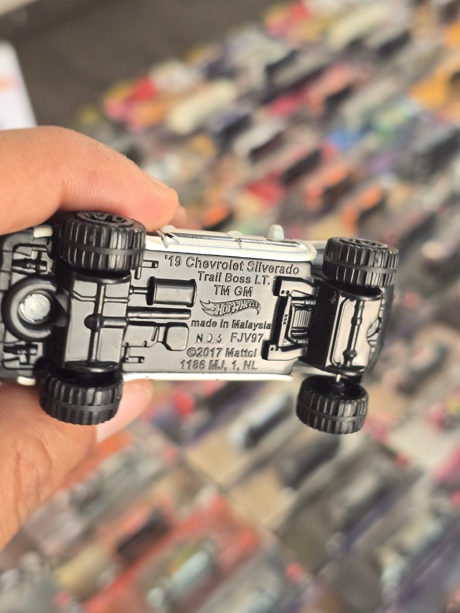 Hot Wheels 2019 Chevy Silverado Trail Boss LT - White (Uncarded) - Kinder Logs