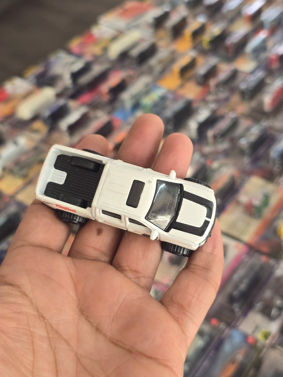 Hot Wheels 2019 Chevy Silverado Trail Boss LT - White (Uncarded) - Kinder Logs