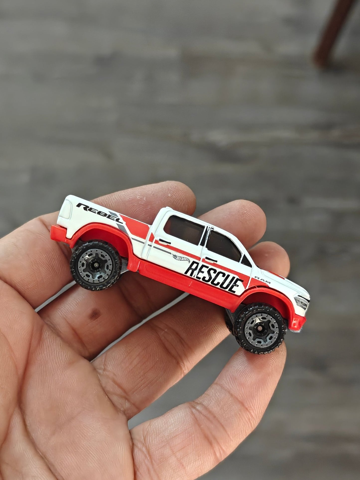 Hot Wheels 2020 RAM 1500 Rebel - White (Uncarded - New) - Kinder Logs