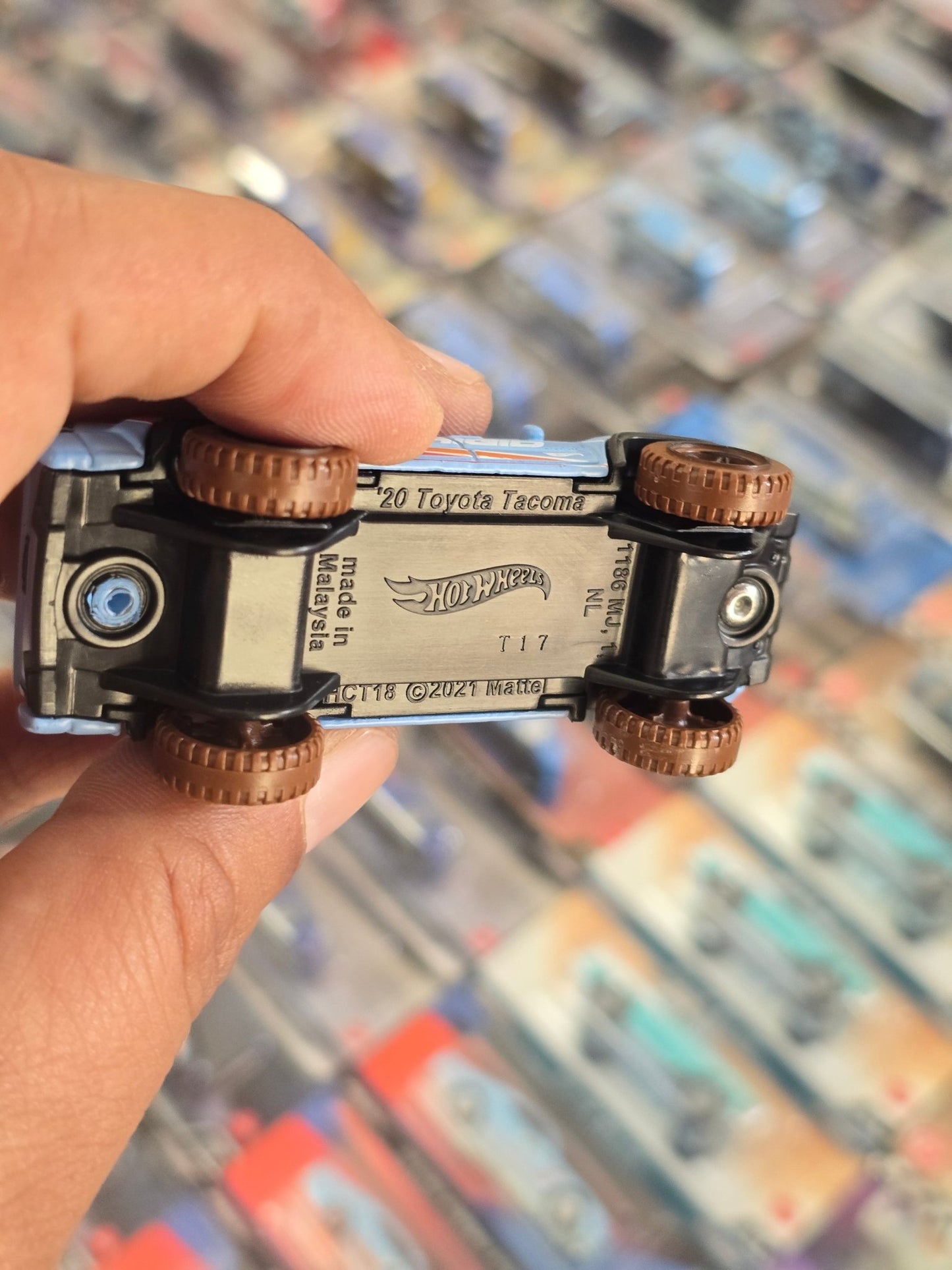 Hot Wheels 2020 Toyota Tacoma (Uncarded) - Kinder Logs